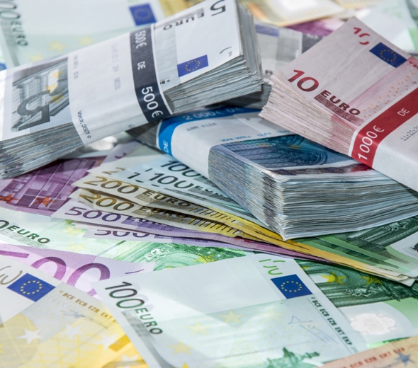 Vienojas no nākamā gada palielināt minimālo algu līdz 370 eiro