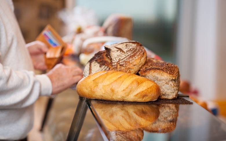Jauna likuma dēļ daļā mazo veikalu trūkst svaigu preču, tostarp maize