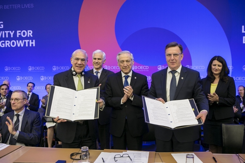 Latvija paraksta Līgumu par pievienošanos OECD