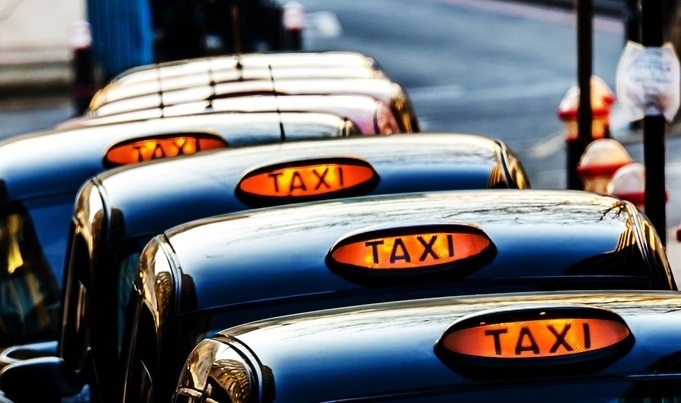 Jaungada naktī ''Taxify'' plāno celt cenas, Rīgas dome brīdina šoferus par sodiem