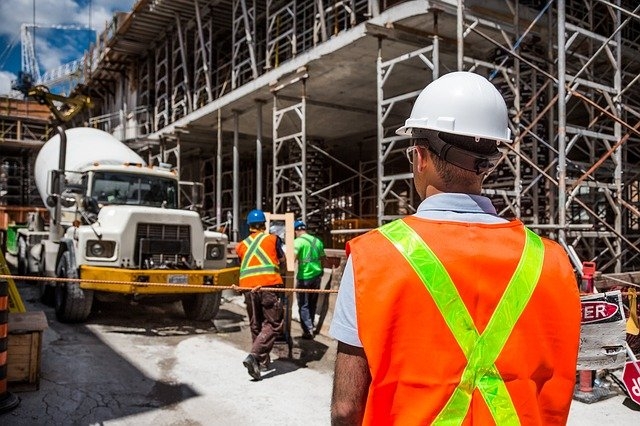 Būvniecības likumā  precizē katra būvniecības procesa dalībnieka atbildību