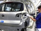 "Volkswagen" 27 700 darbiniekiem samazinās darba stundas
