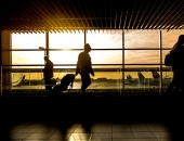Atbalsta stingrākas prasības taksometru pakalpojumu sniedzējiem lidostās