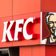 KFC sestdien slēdzis ēstuvi Rīgā līdz pienācīgai personāla apmācībai