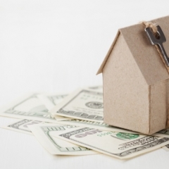 Speciālisti atklāj populārākās krāpnieku "shēmas" māju un dzīvokļu iegādes darījumos