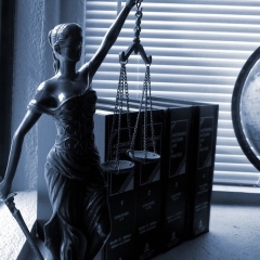 Zvērināts advokāts ir atbildīgs par padomu došanu klientiem
